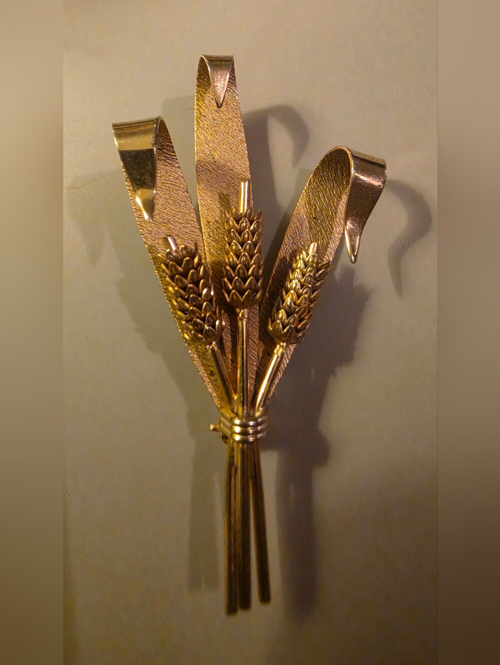 Vintage 3-D gold-tone metal wheat brooch